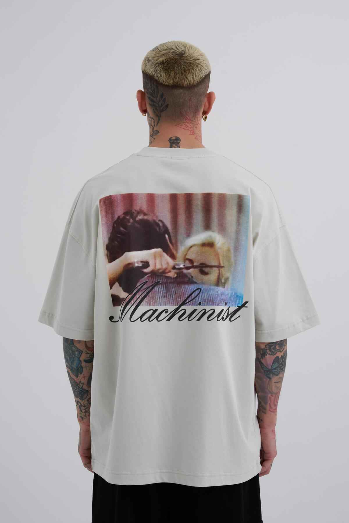 تیشرت سبز بنزینی چاپ شده با تیشرت مردانه بازی نکنید