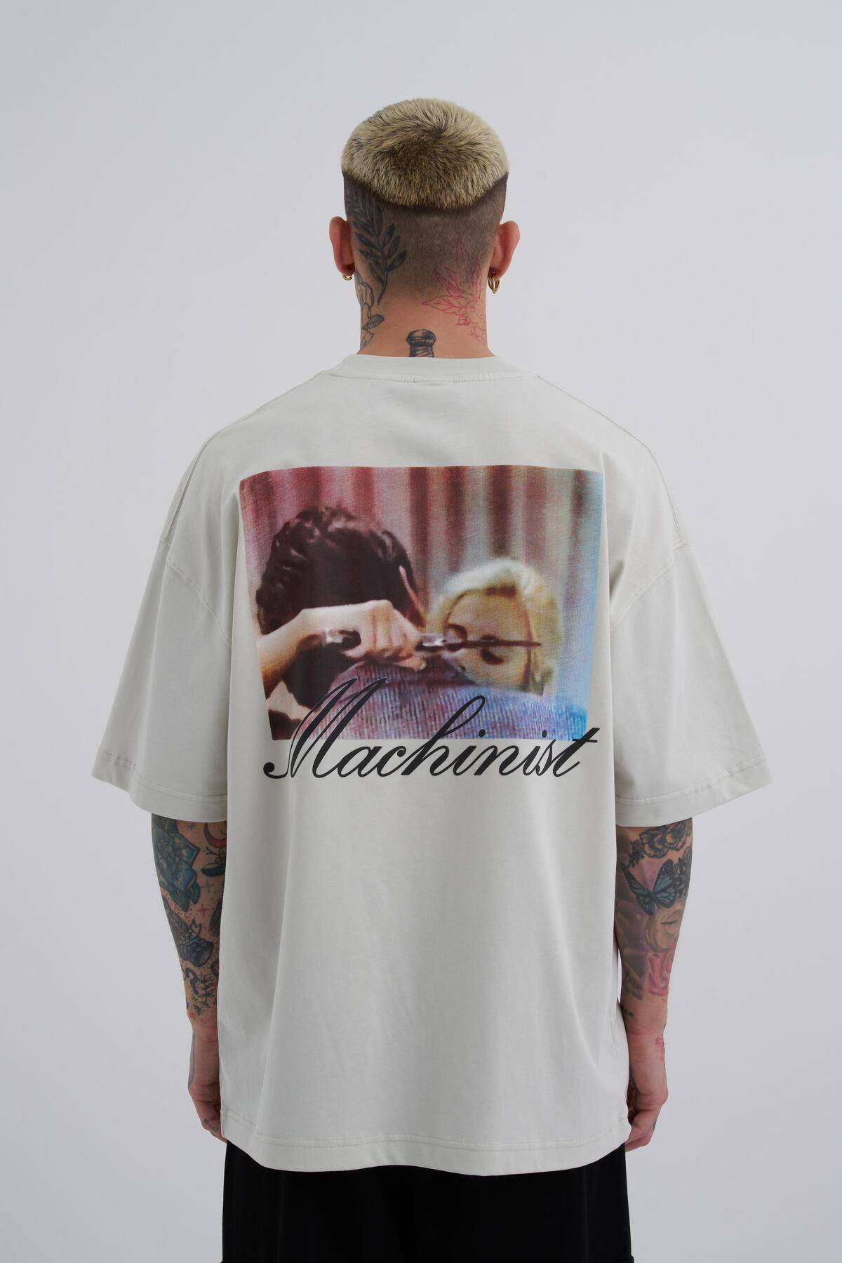 تیشرت سبز بنزینی چاپ شده با تیشرت مردانه بازی نکنید