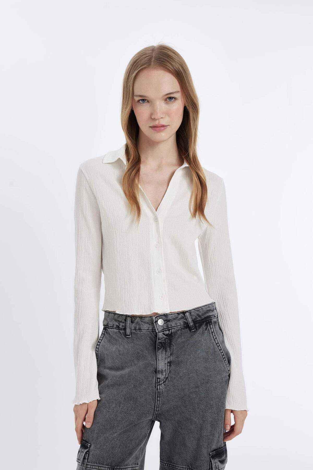 پیراهن آستین بلند دکمه دار ساده و ساده ساده و براش سفید