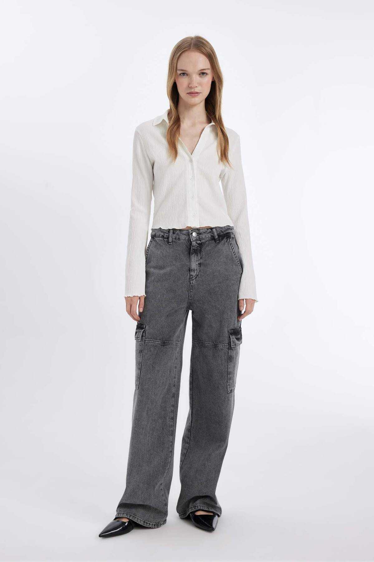 پیراهن آستین بلند دکمه دار ساده و ساده ساده و براش سفید