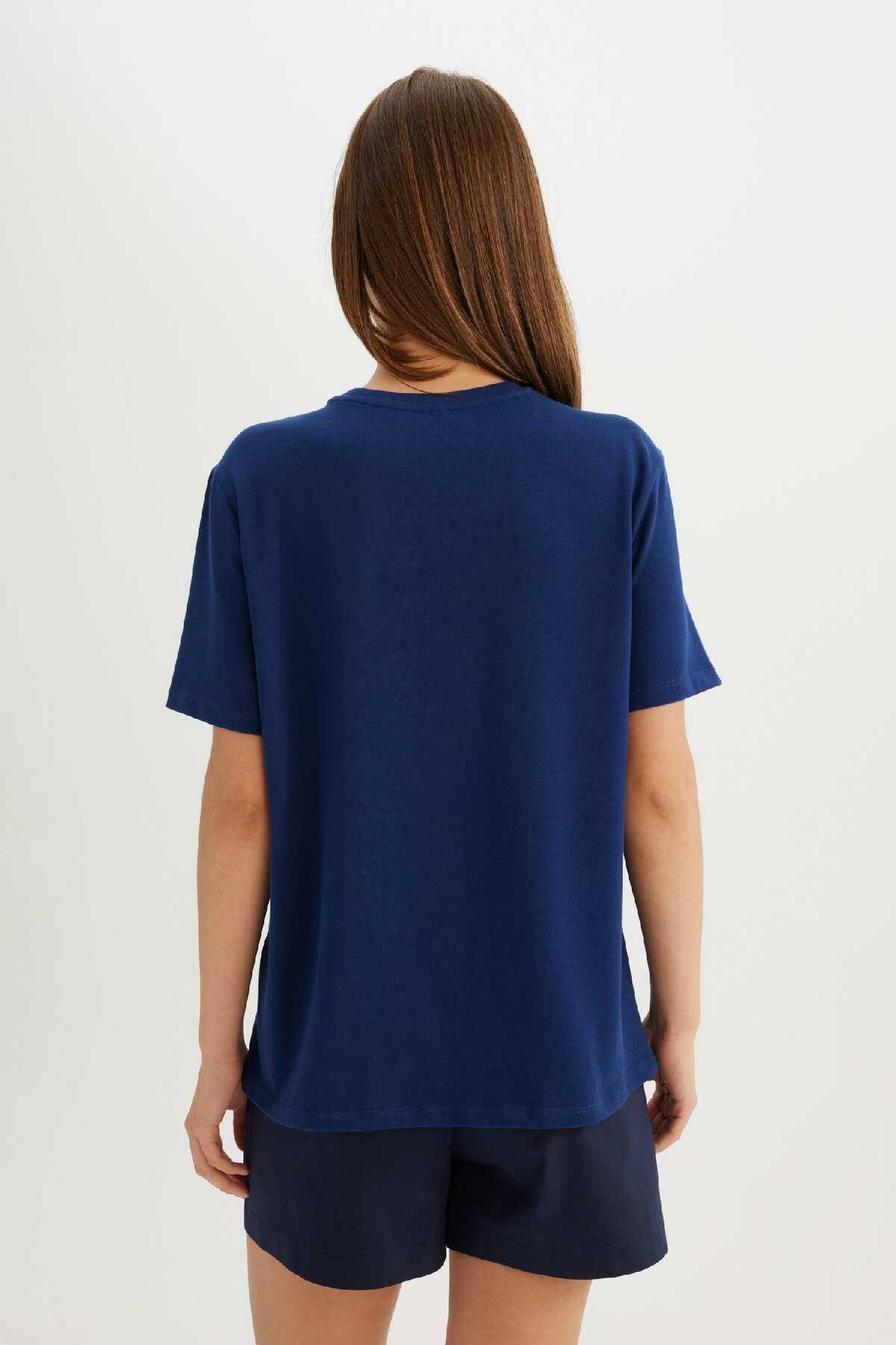 تیشرت آستین کوتاه یقه پریمیوم با تناسب معمولی