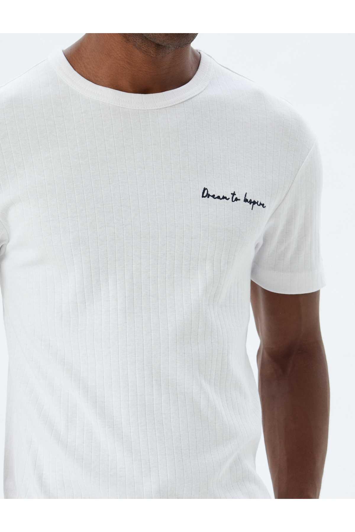 طرح تیشرت با یقه آستین کوتاه نخی چاپ شده با طرح اسلیم فیت