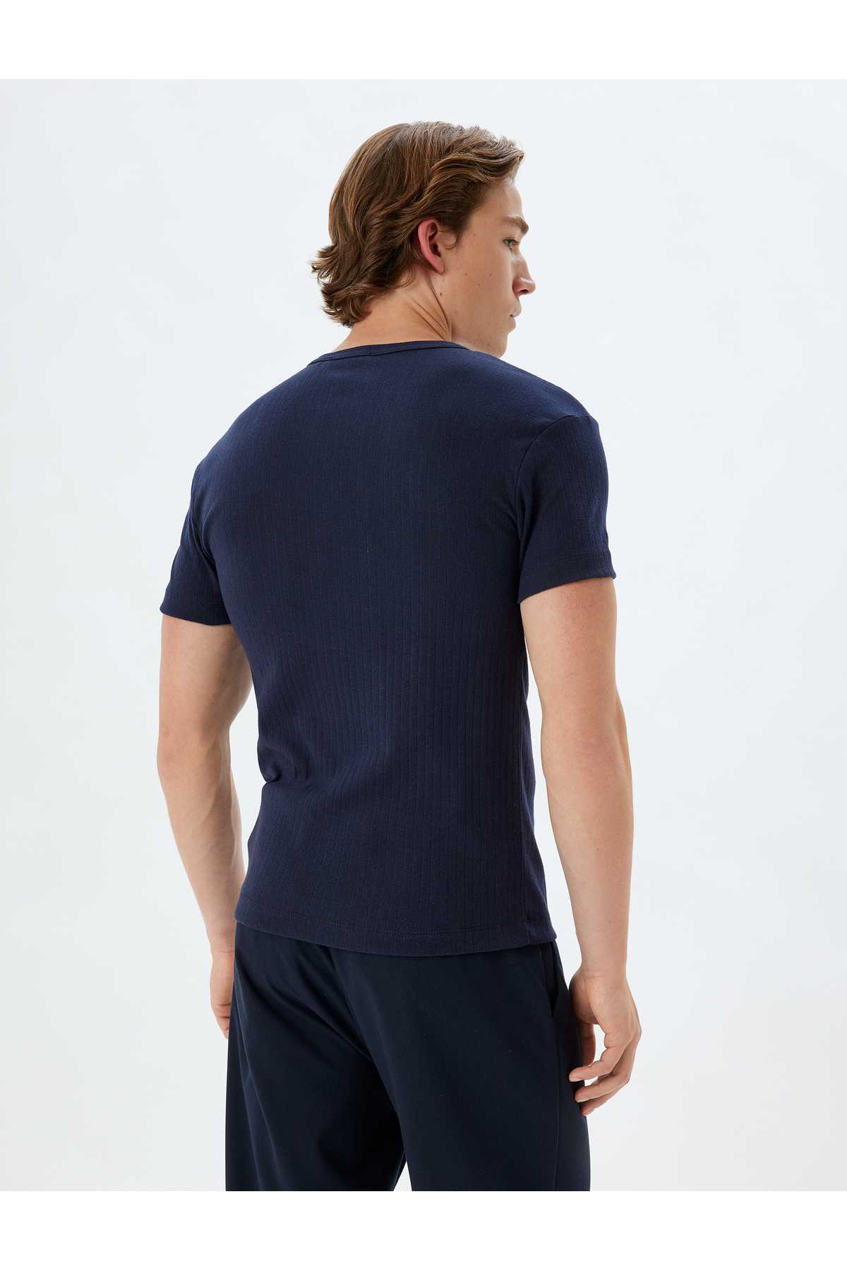 طرح تیشرت با یقه آستین کوتاه نخی چاپ شده با طرح اسلیم فیت