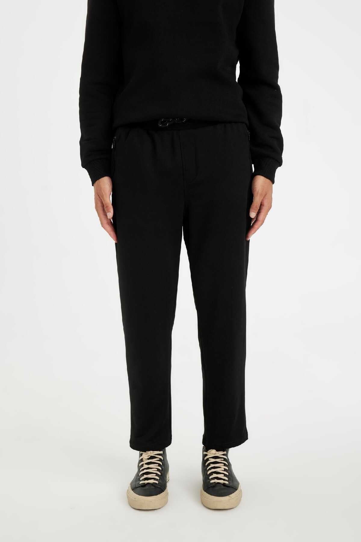 شلوار ورزشی باریک مردانه آبی سرمه ای با زیپ ساده پایه مشکی D6091ax24au