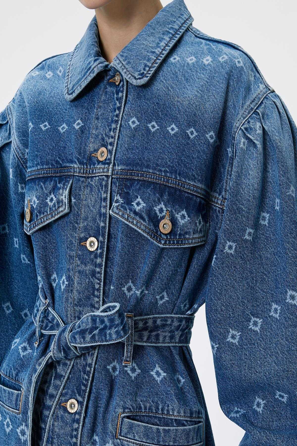 ژاکت جین بلند با جزئیات چاپ لیزری، کمربند، جیب، تناسب راحت