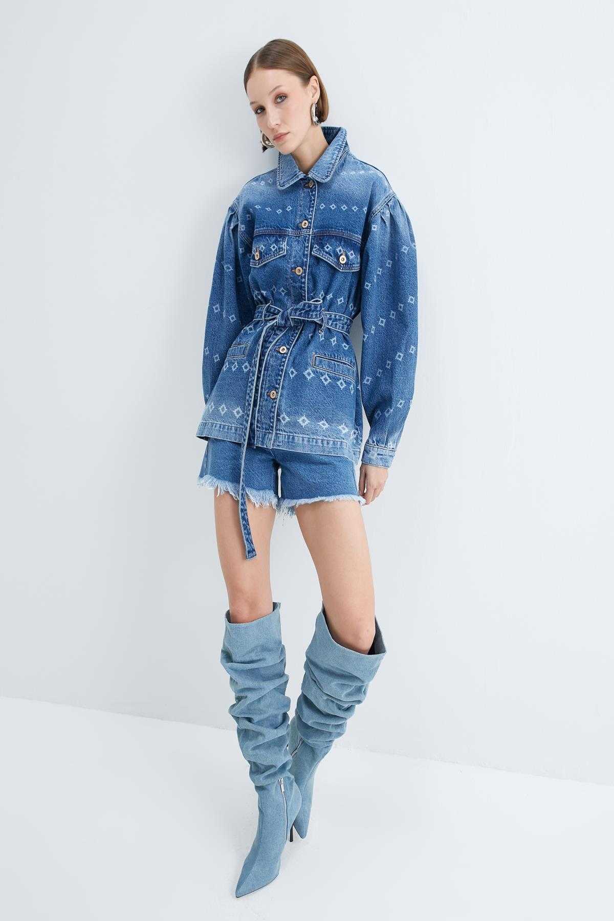 ژاکت جین بلند با جزئیات چاپ لیزری، کمربند، جیب، تناسب راحت