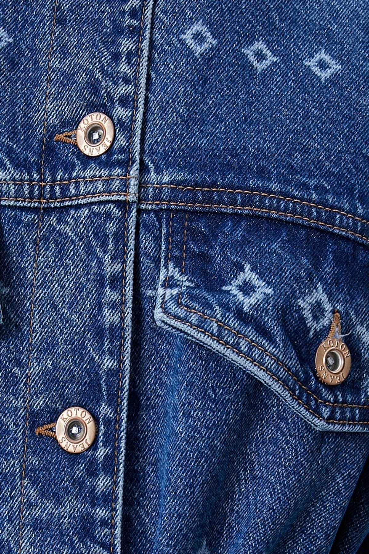 ژاکت جین بلند با جزئیات چاپ لیزری، کمربند، جیب، تناسب راحت