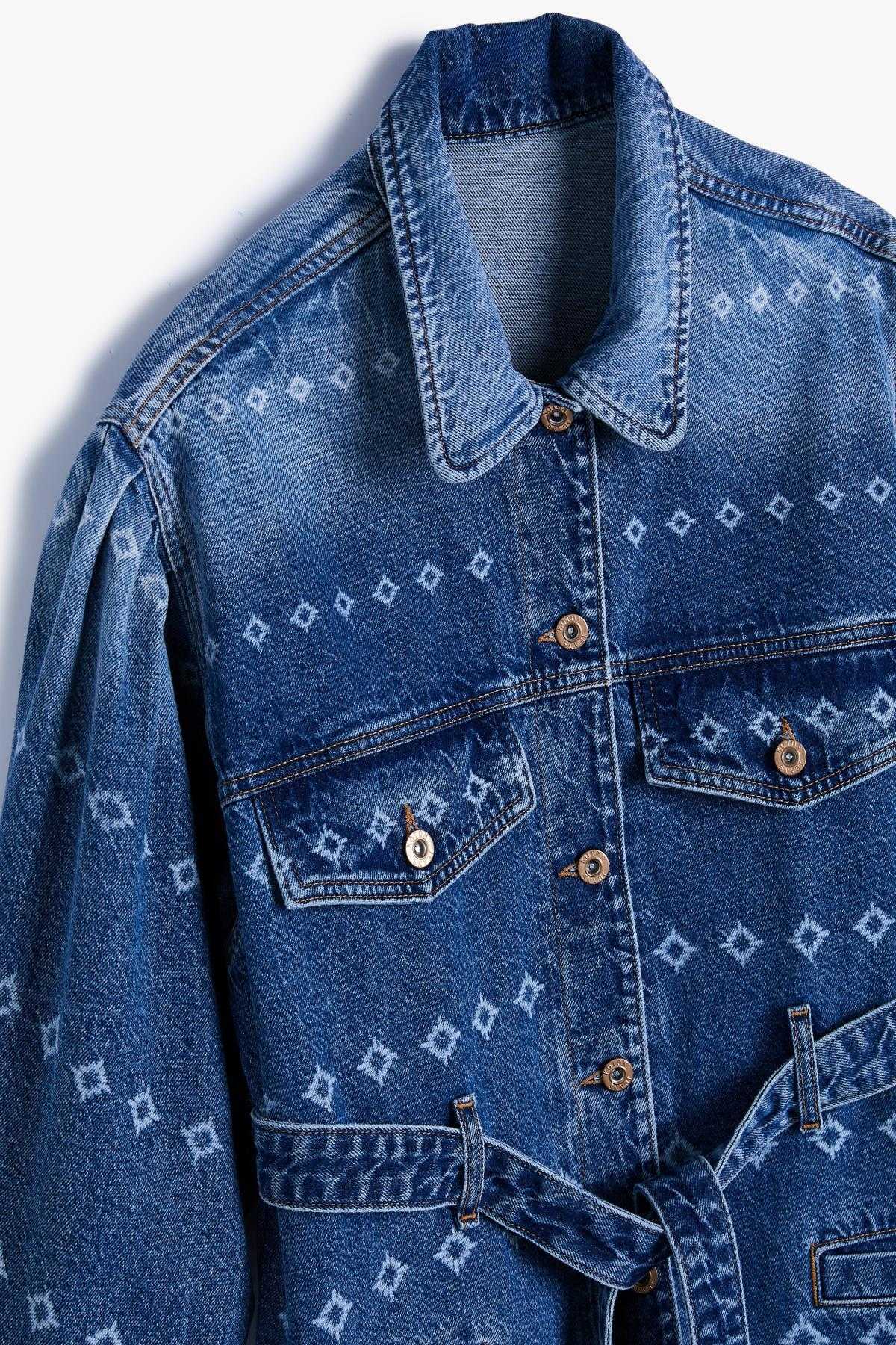 ژاکت جین بلند با جزئیات چاپ لیزری، کمربند، جیب، تناسب راحت