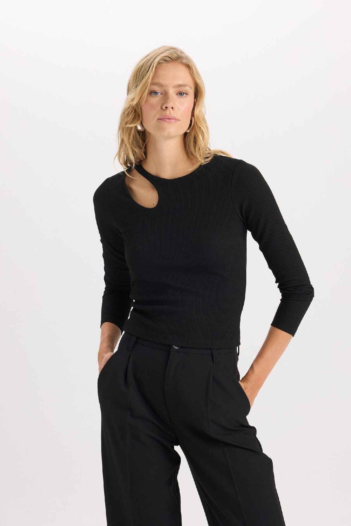 تیشرت آستین بلند پارچه ای ساده با یقه تنگ و باریک