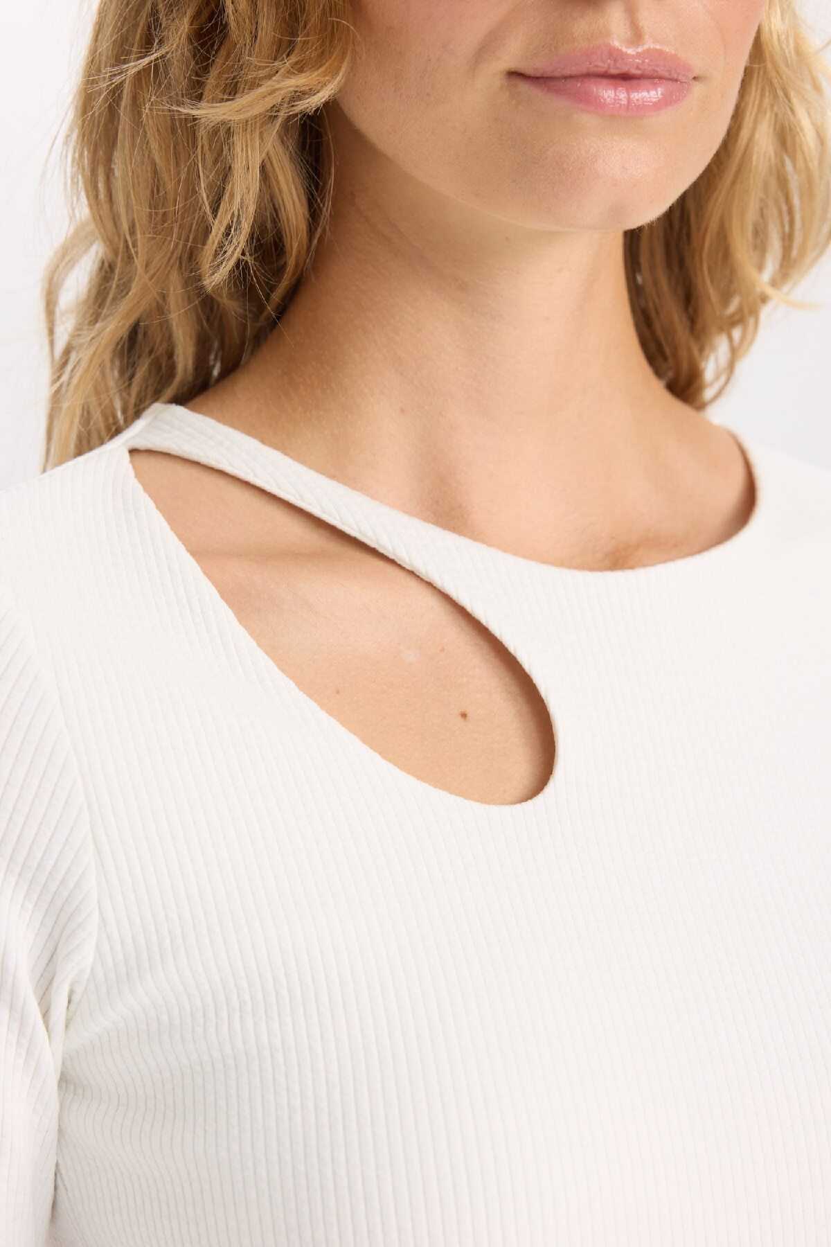 تیشرت آستین بلند پارچه ای ساده با یقه تنگ و باریک