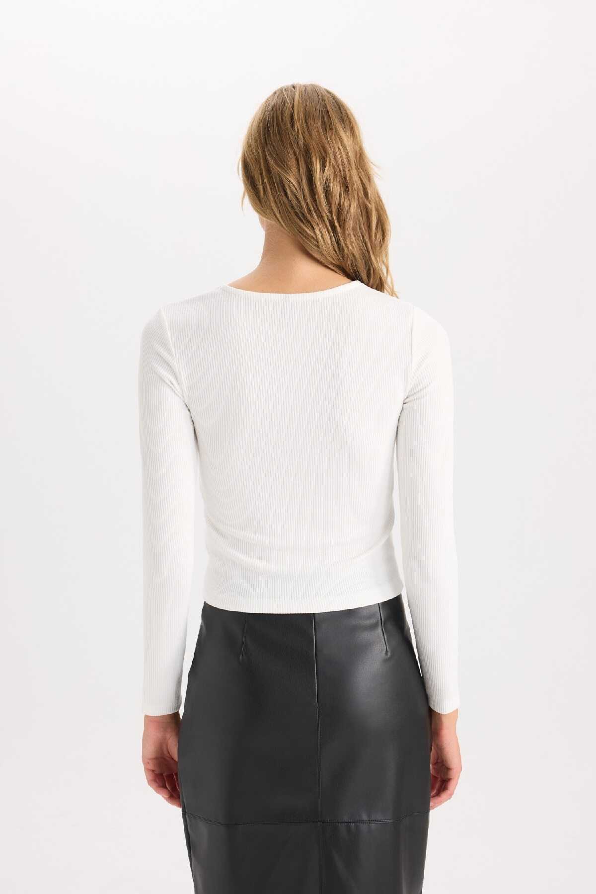 تیشرت آستین بلند پارچه ای ساده با یقه تنگ و باریک