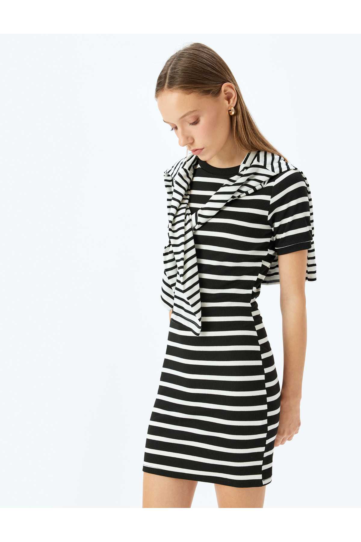 لباس مینی بادیکن آجدار آستین کوتاه یقه خدمه