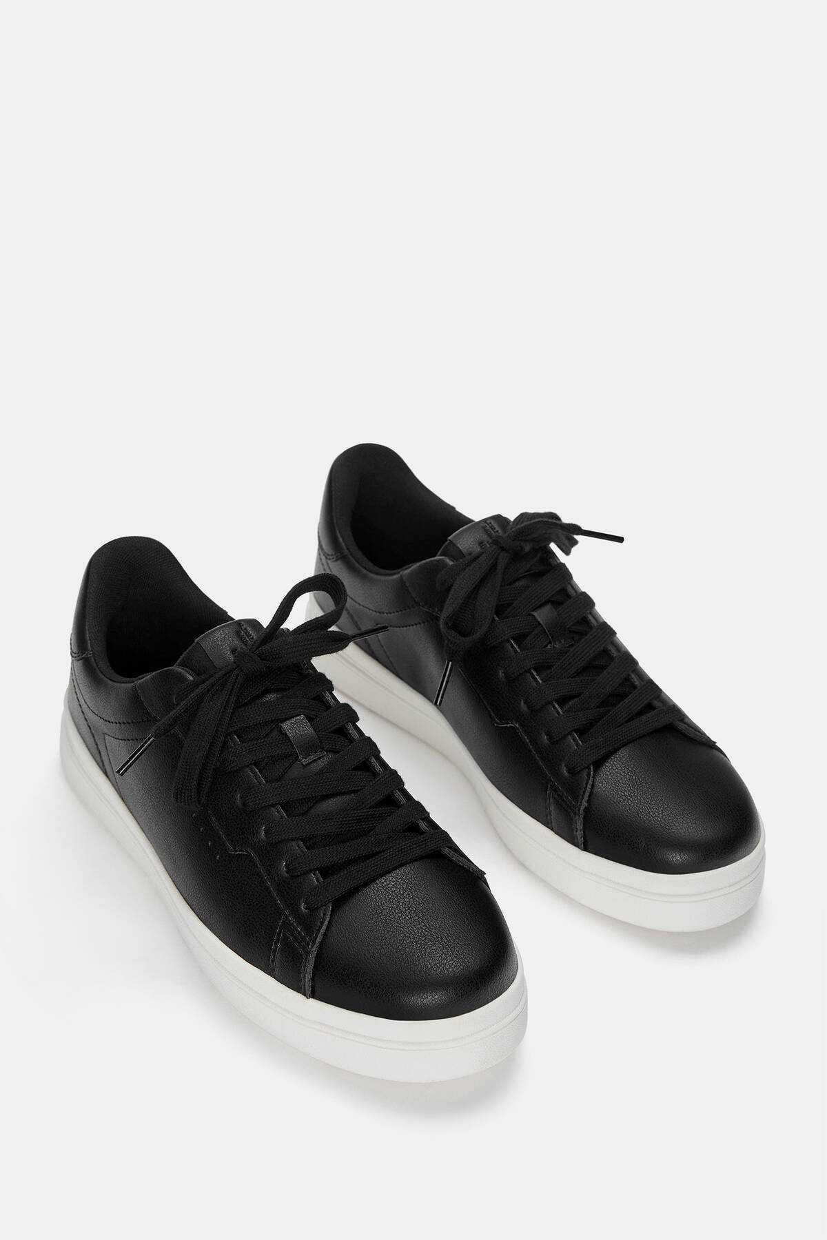 کفش های کتانی معمولی