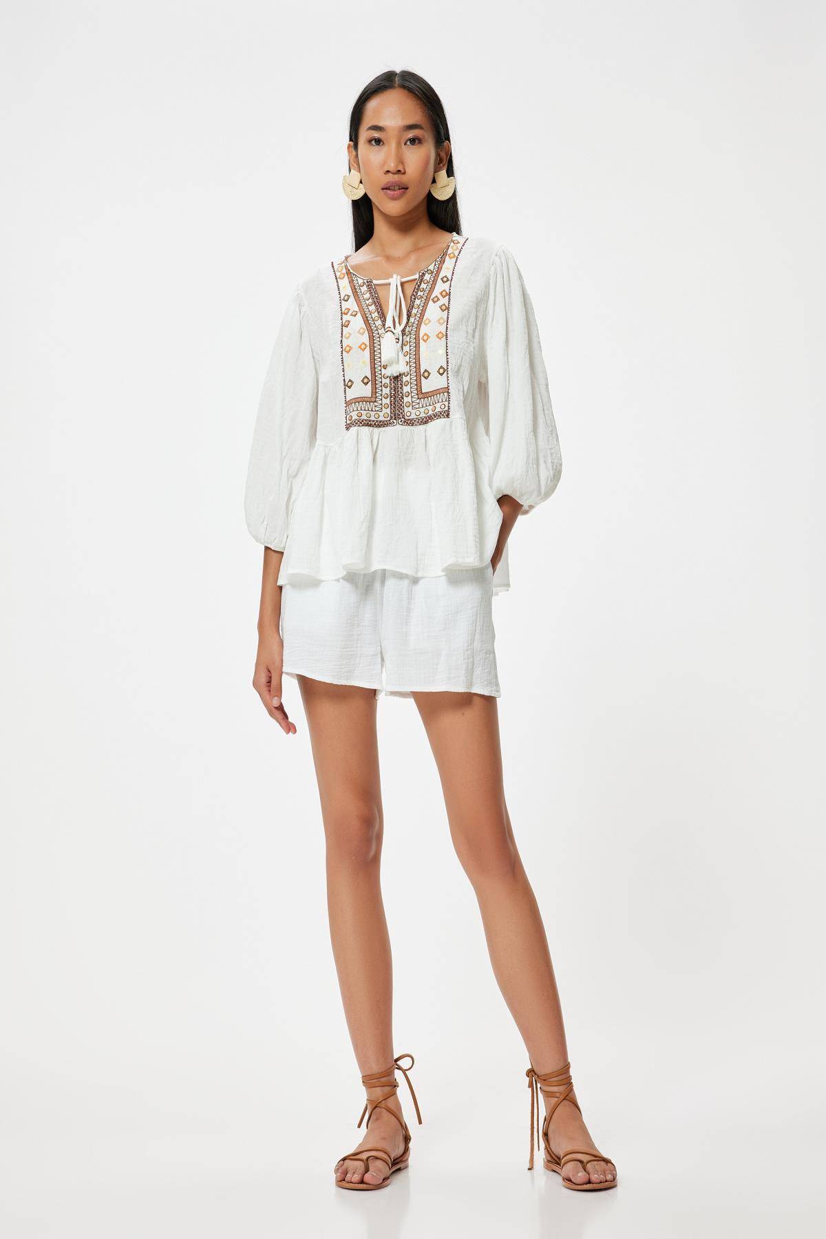 بلوز آستین بادکنکی با طرح قومی یقه دوزی شده با بند پنبه ای مناسب