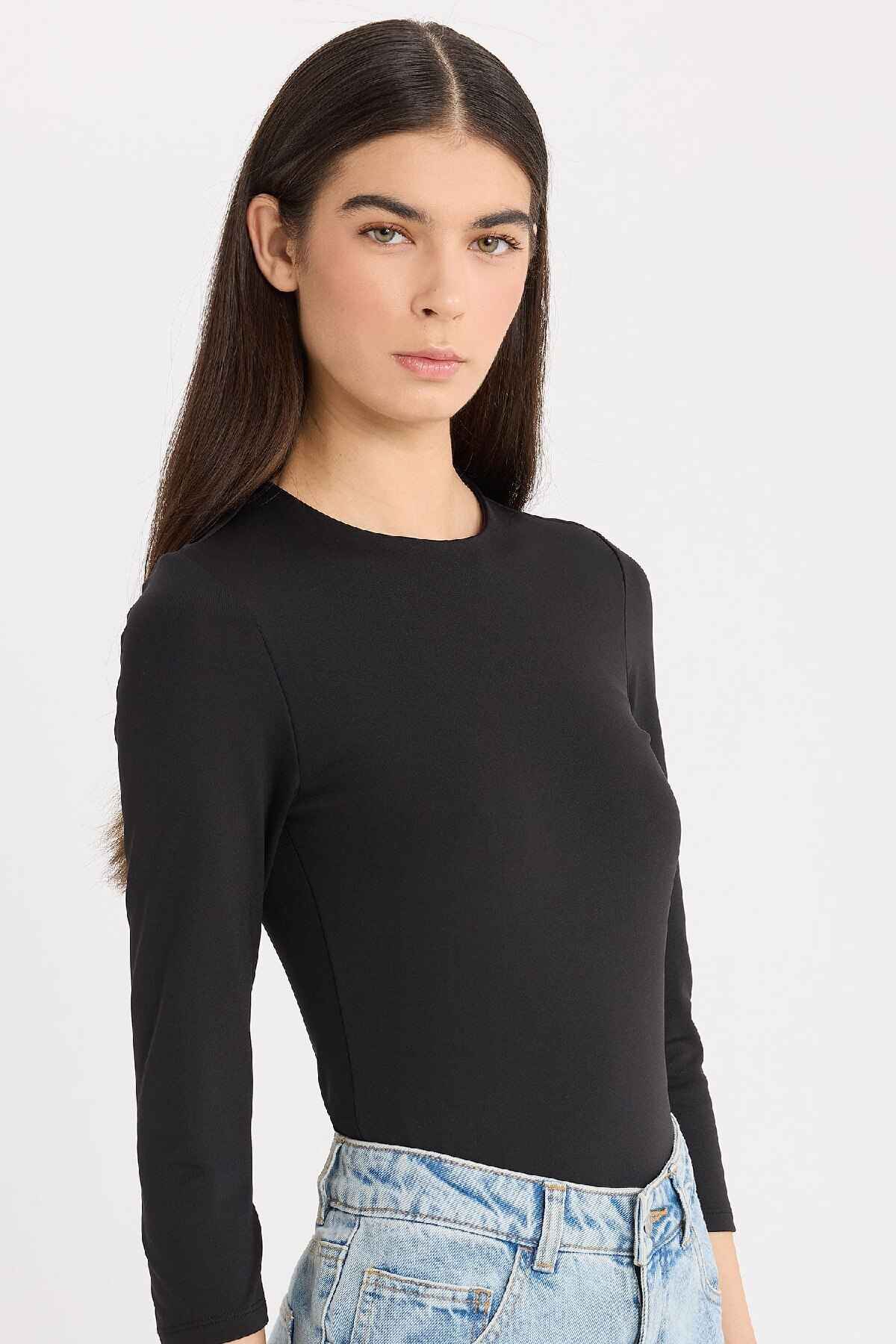 بدنه یقه بند معمولی با نیم آستین مستقیم