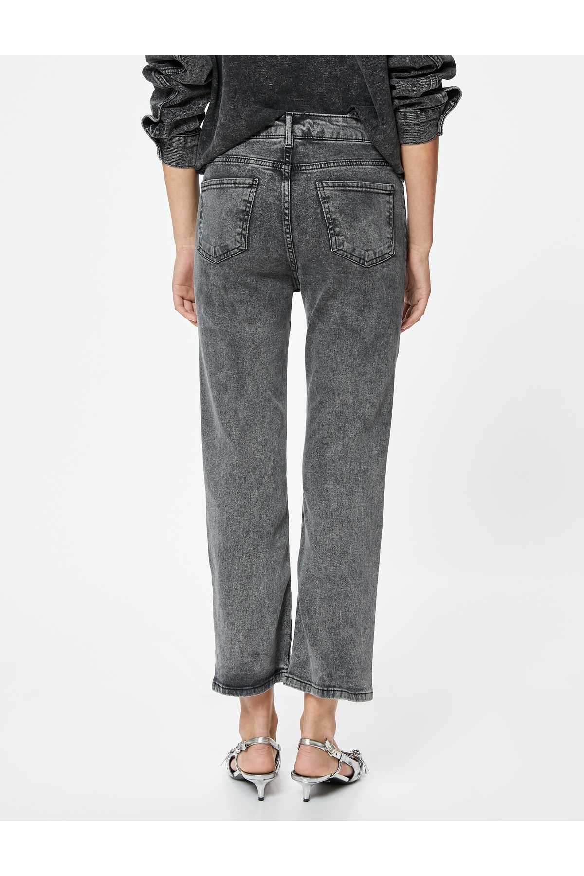 شلوار جین گشاد برش باریک با کمر استاندارد