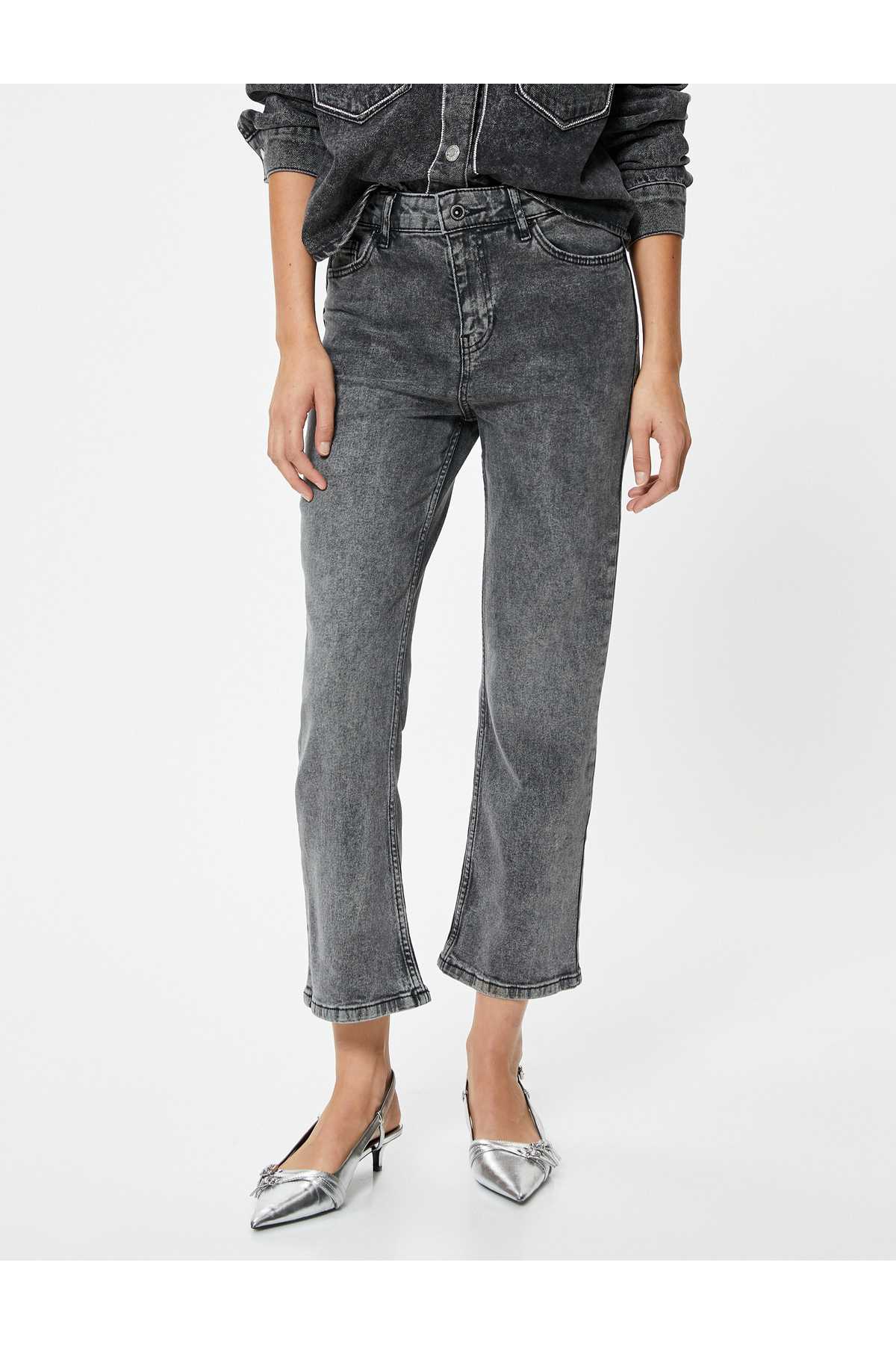 شلوار جین گشاد برش باریک با کمر استاندارد