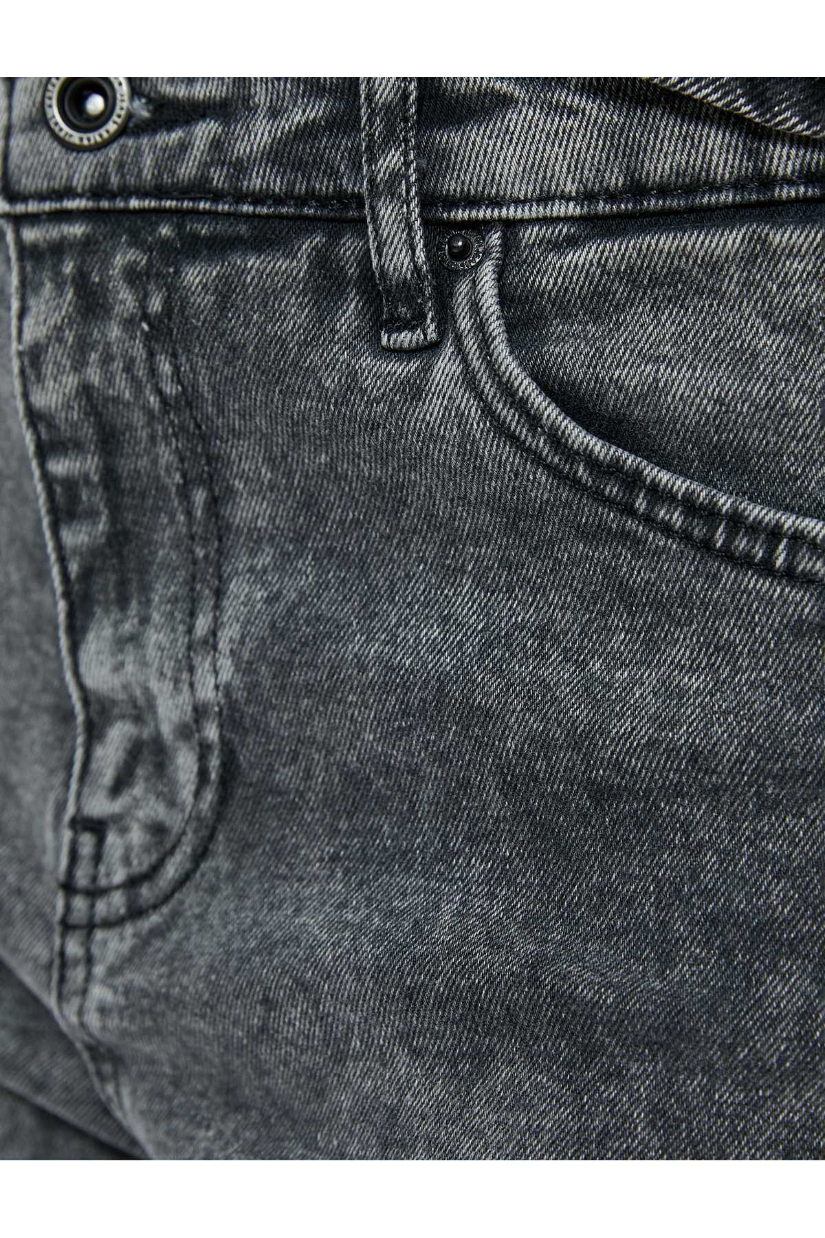 شلوار جین گشاد برش باریک با کمر استاندارد