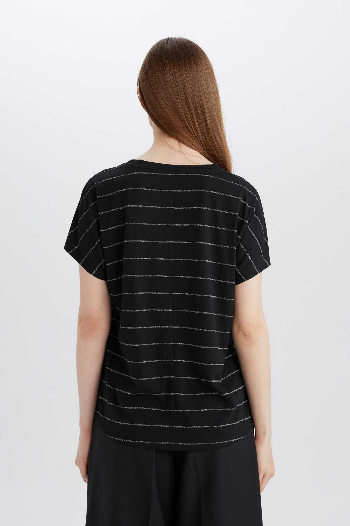 تیشرت آستین کوتاه یقه خدمه