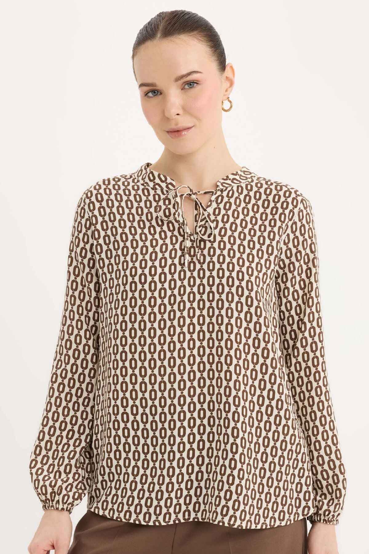 بلوز آستین بلند طرح دار یقه باز منظم