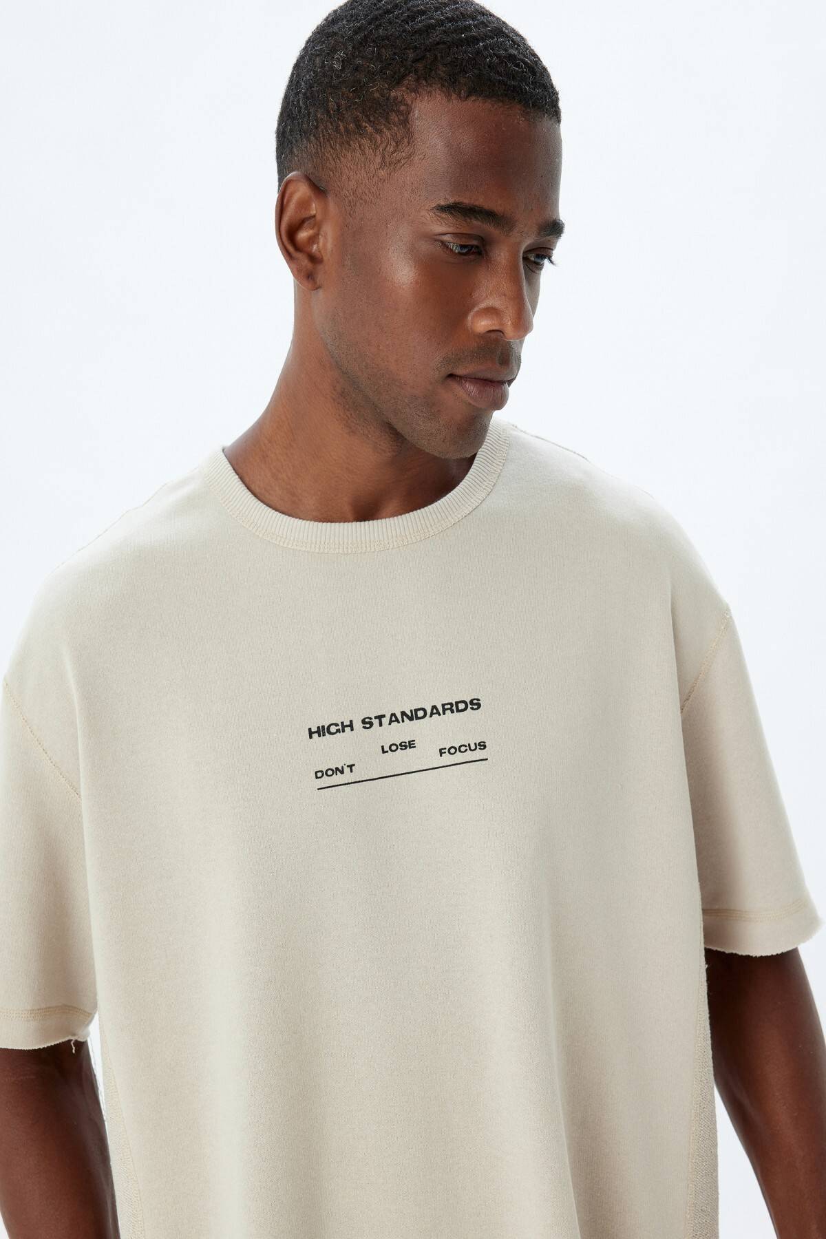 تیشرت با شعار چاپ شده با یقه خدمه آستین کوتاه ترکیب پنبه ای