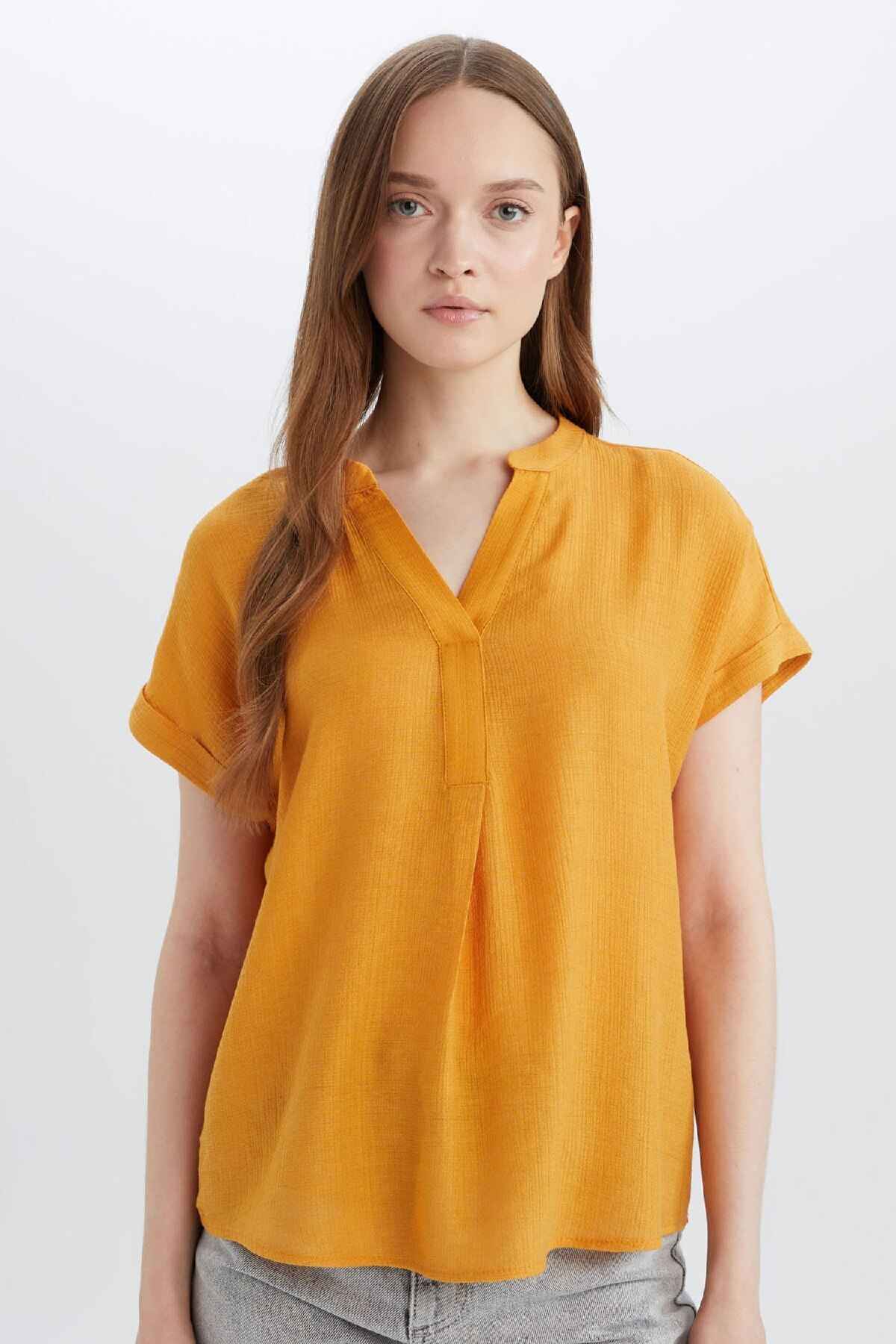 بلوز آستین کوتاه ساده یقه باز معمولی متناسب