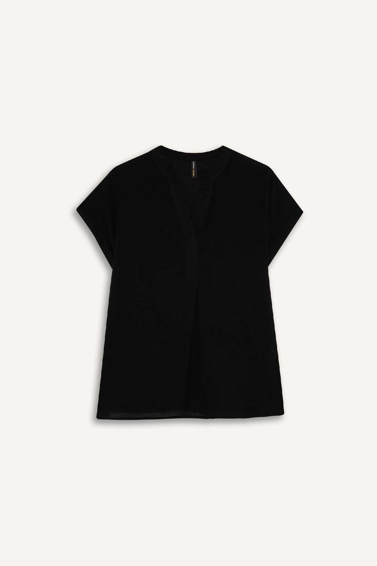 بلوز آستین کوتاه ساده یقه باز معمولی متناسب