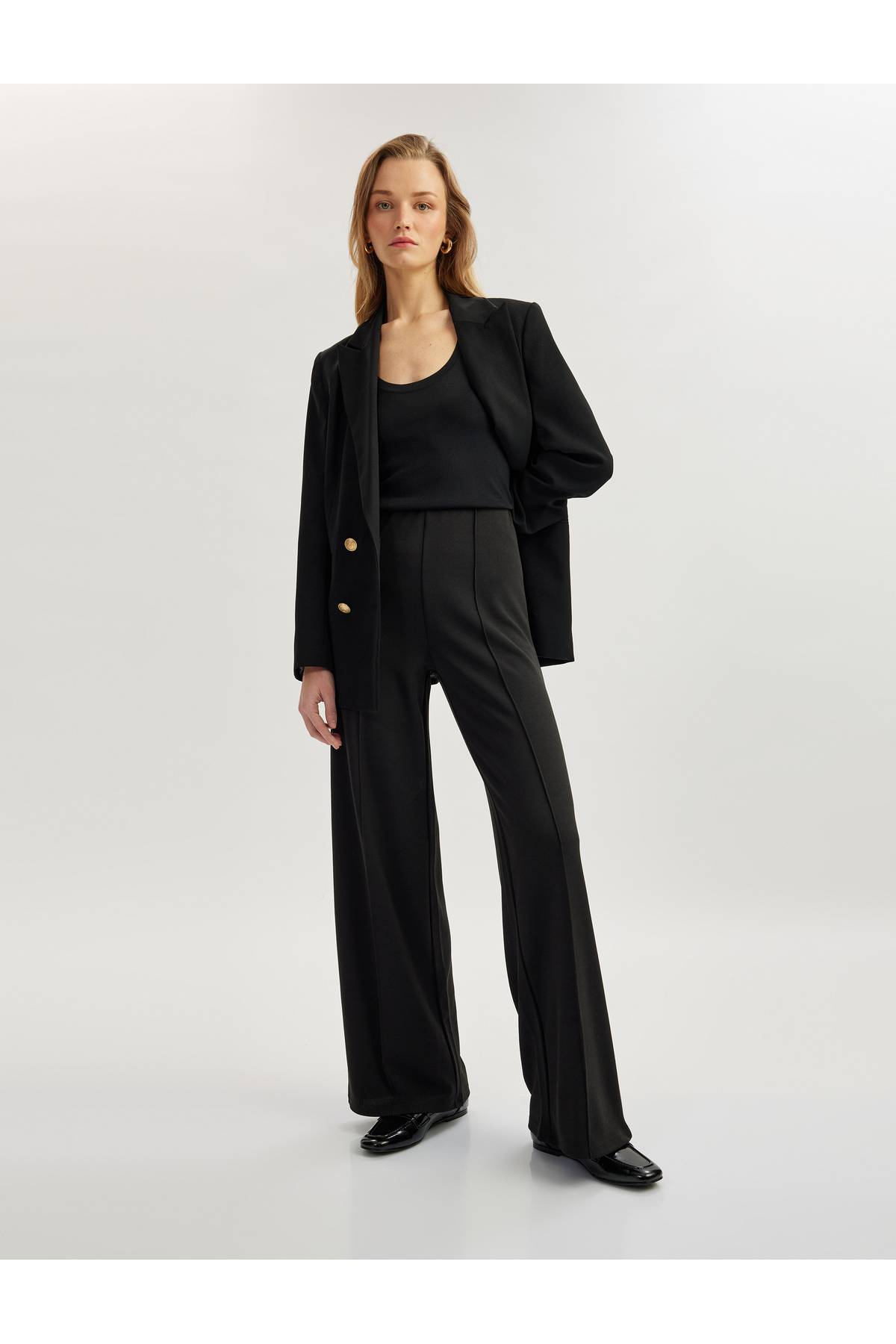 روبان کمر بالا شلوار زیادی را به تفصیل دارد