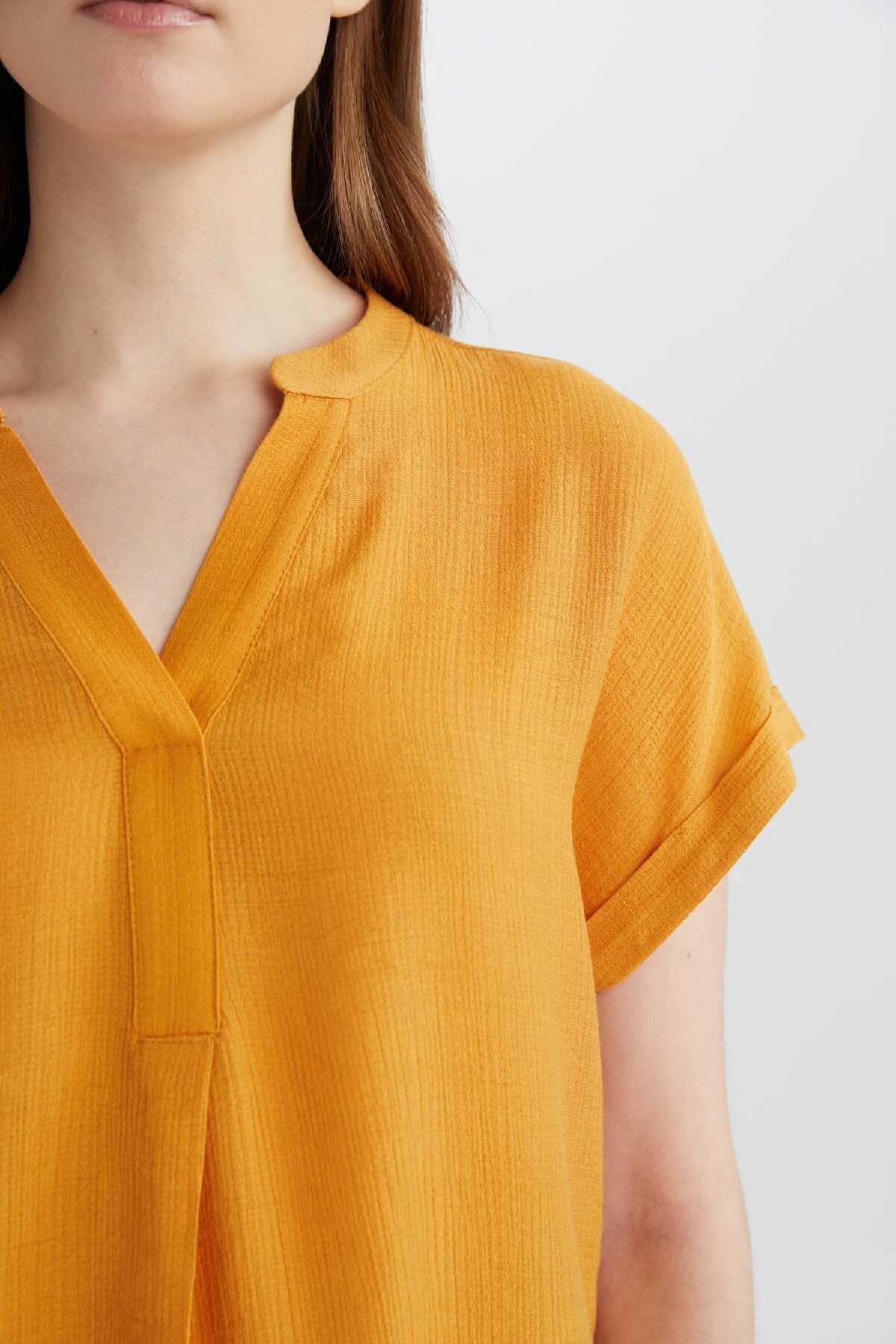 بلوز آستین کوتاه ساده یقه باز معمولی متناسب