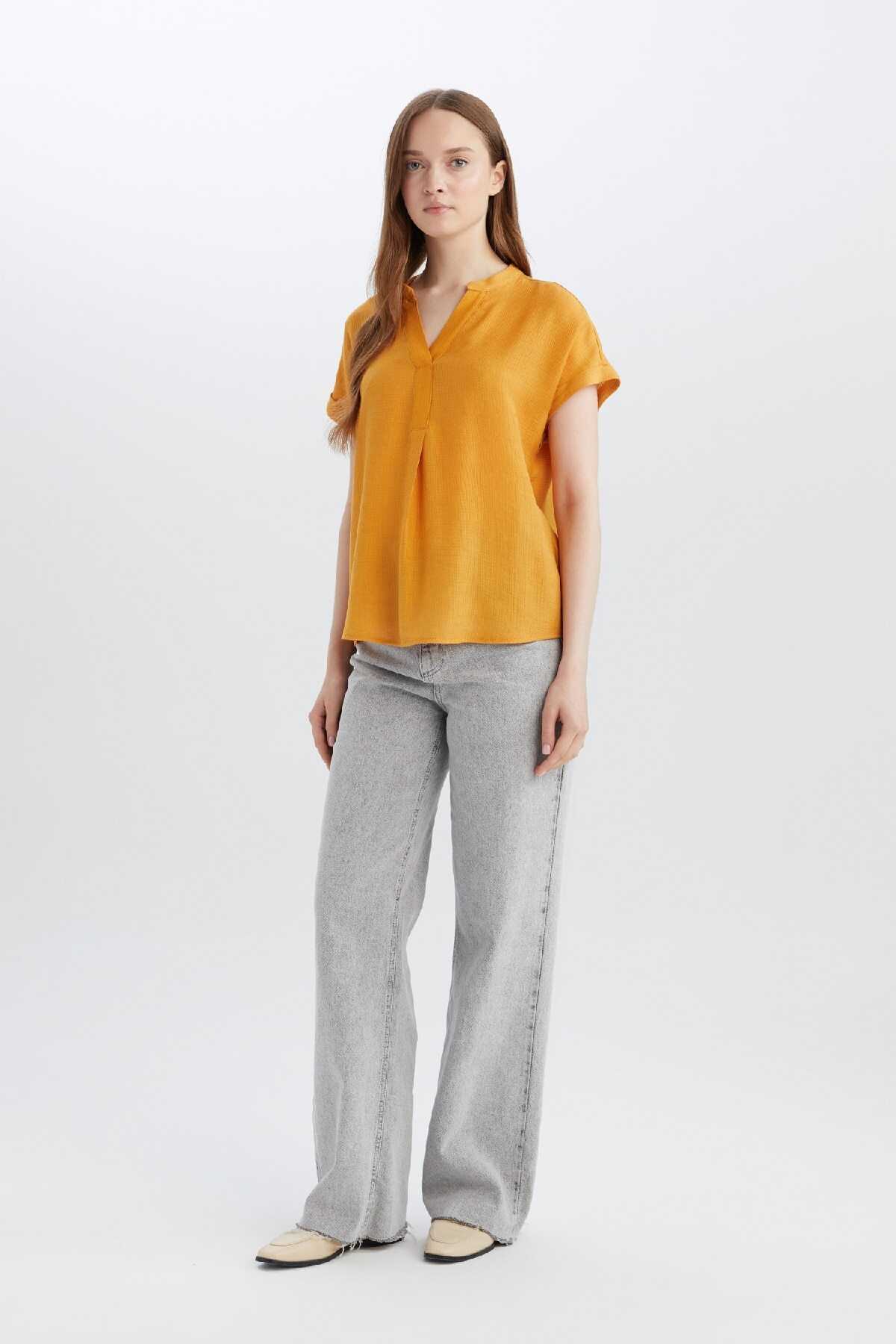 بلوز آستین کوتاه ساده یقه باز معمولی متناسب