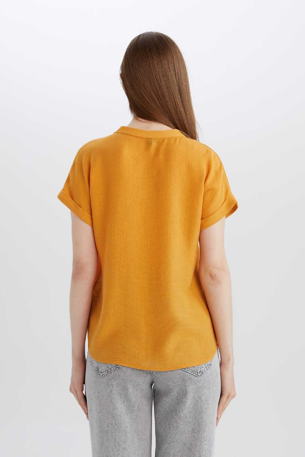 بلوز آستین کوتاه ساده یقه باز معمولی متناسب