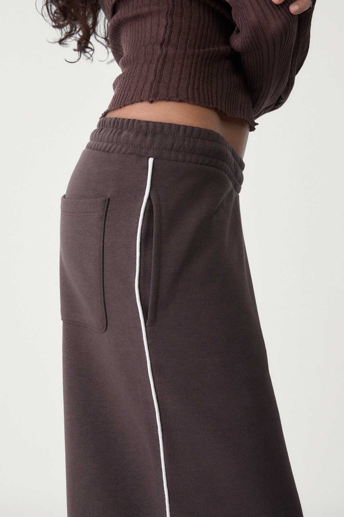 شلوار نخی گشاد با جزئیات راه راه