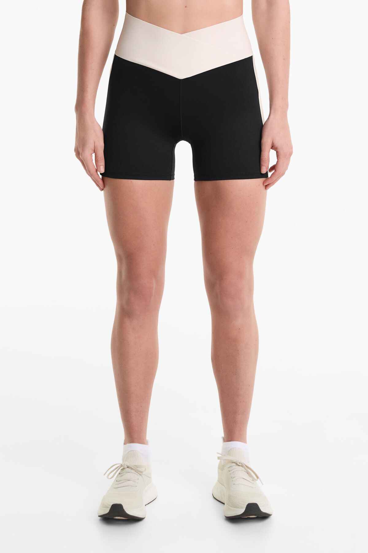 جوراب شلواری 10 سانتیمتری ولتاژ بلند با قد بلند با سازگاری کامل