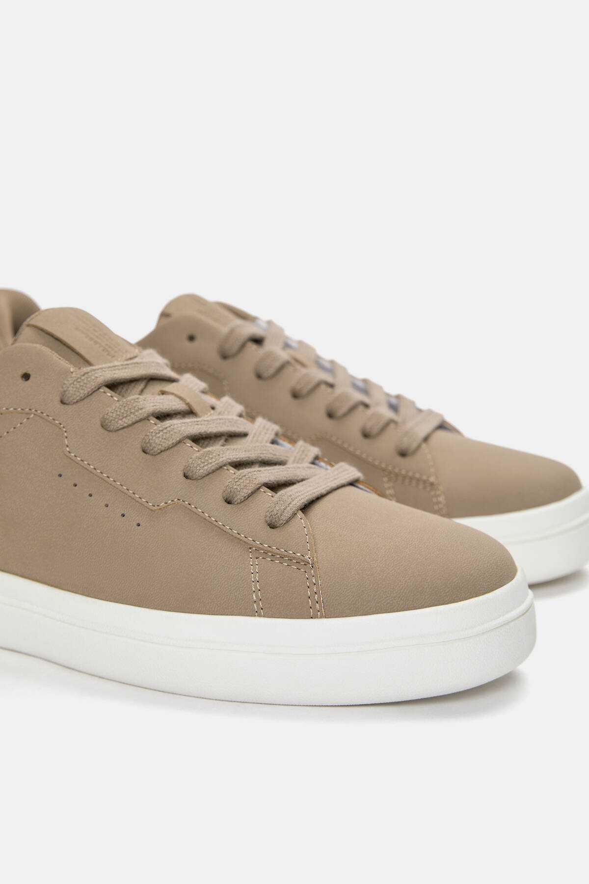 کفش های کتانی معمولی