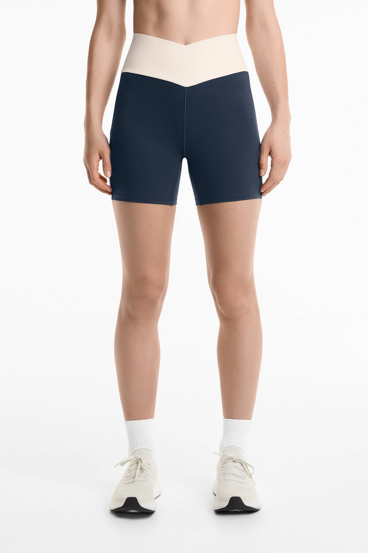 جوراب شلواری 10 سانتیمتری ولتاژ بلند با قد بلند با سازگاری کامل